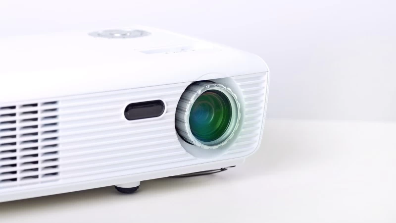 Máy chiếu là một công cụ cần thiết bị trong nhiều môi trường như giáo dục, kinh doanh và giải trí Máy chiếu là một công cụ cần thiết bị trong nhiều môi trường như giáo dục, kinh doanh và giải trí