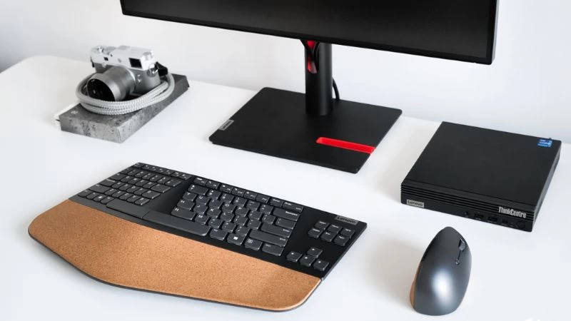 Ngoài những sản phẩm trên, Lenovo còn là nhà sản xuất các phụ kiện và thiết bị ngoại vi Ngoài những sản phẩm trên, Lenovo còn là nhà sản xuất các phụ kiện và thiết bị ngoại vi