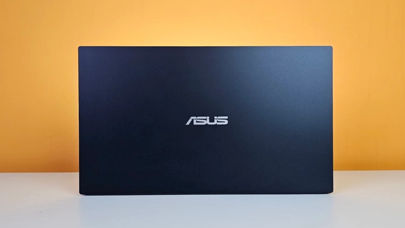 Logo Asus trên bề mặt kim loại nhám.