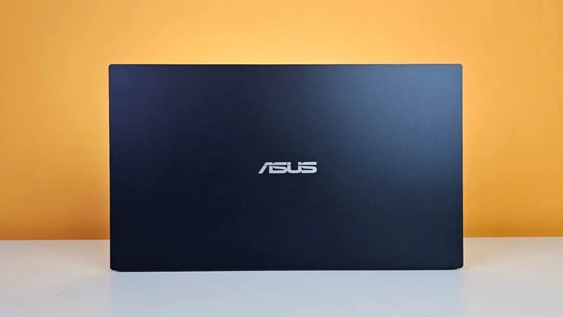 Logo Asus trên bề mặt kim loại nhám. Logo Asus trên bề mặt kim loại nhám.