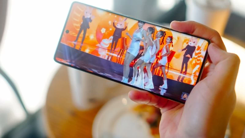 Màn hình AMOLED 6.78 inch sắc nét, hiển thị 1 tỷ màu sắc rực rỡ. Màn hình AMOLED 6.78 inch sắc nét, hiển thị 1 tỷ màu sắc rực rỡ.