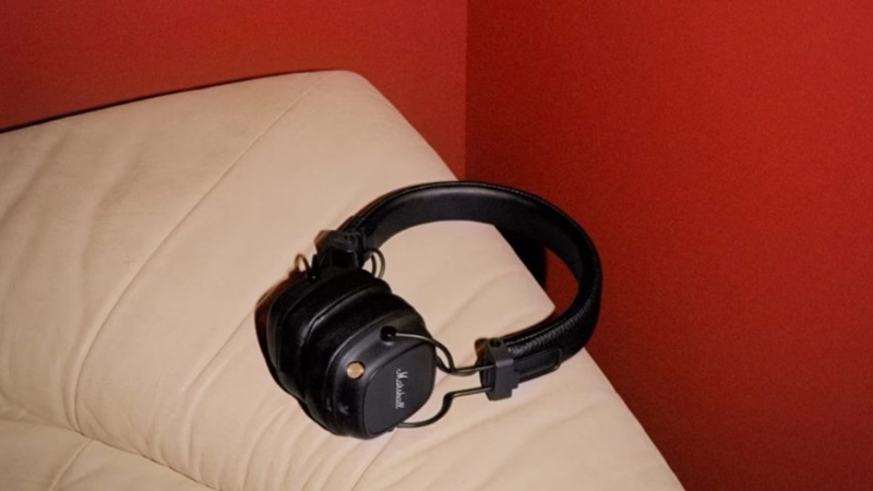 Thiết kế on-ear rộng rãi, thoải mái.