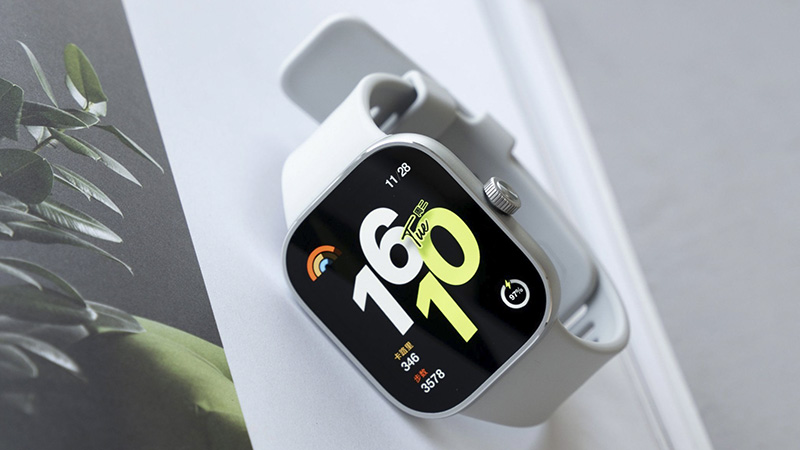 Redmi Watch 4 trang bị màn hình AMOLED rõ nét.