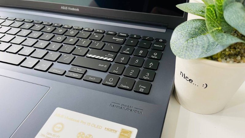 Trang bị đầy đủ kết nối, bàn phím và chuột cảm ứng.