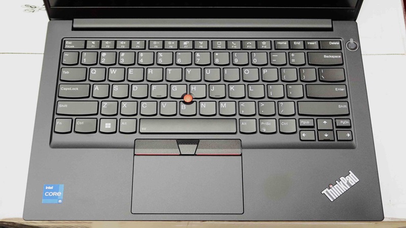 Bàn phím có layout tiện lợi.