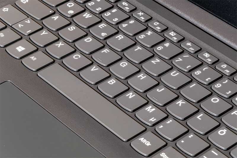 Bàn phím và touchpad nhạy bén.