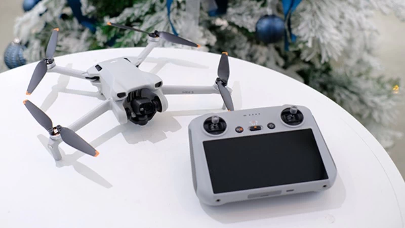 Bộ điều khiển DJI RC. Bộ điều khiển DJI RC.