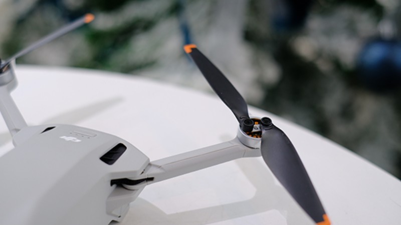 Tích hợp pin Intelligent Flight Battery.