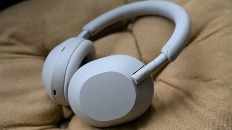 Tai nghe Sony có thiết kế thời thượng, chất liệu sản phẩm bền bỉ, cao cấp Tai nghe Sony có thiết kế thời thượng, chất liệu sản phẩm bền bỉ, cao cấp