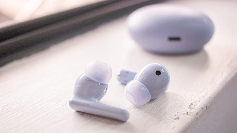 Huawei Freebuds 6i màu trắng. Huawei Freebuds 6i màu trắng.
