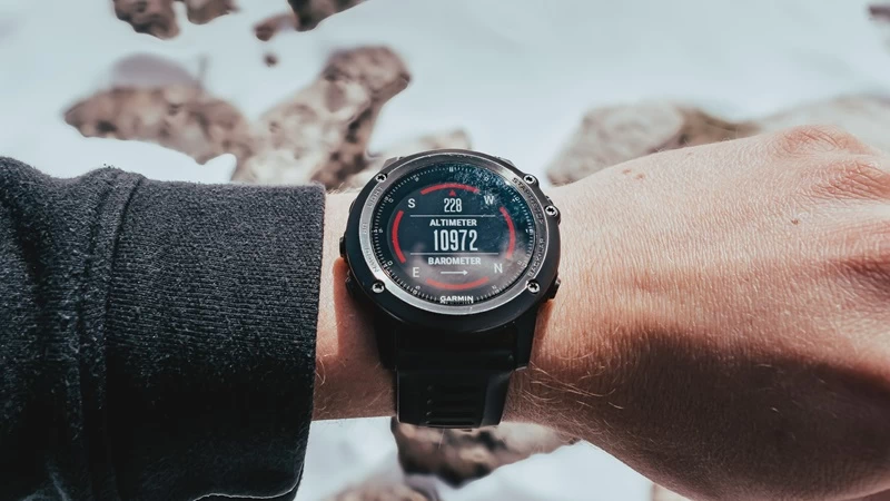 Màn hình hiển thị của Garmin Instinct là đơn sắc còn Forerunner 945 có màu Màn hình hiển thị của Garmin Instinct là đơn sắc còn Forerunner 945 có màu