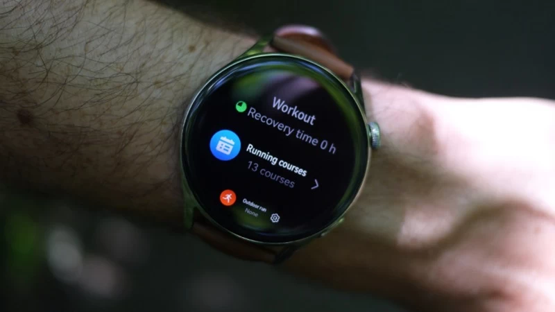 Huawei Watch GT 3 có vỏ bằng thép không gỉ, mặt sau bằng nhựa và đi kèm dây đeo bằng da Huawei Watch GT 3 có vỏ bằng thép không gỉ, mặt sau bằng nhựa và đi kèm dây đeo bằng da
