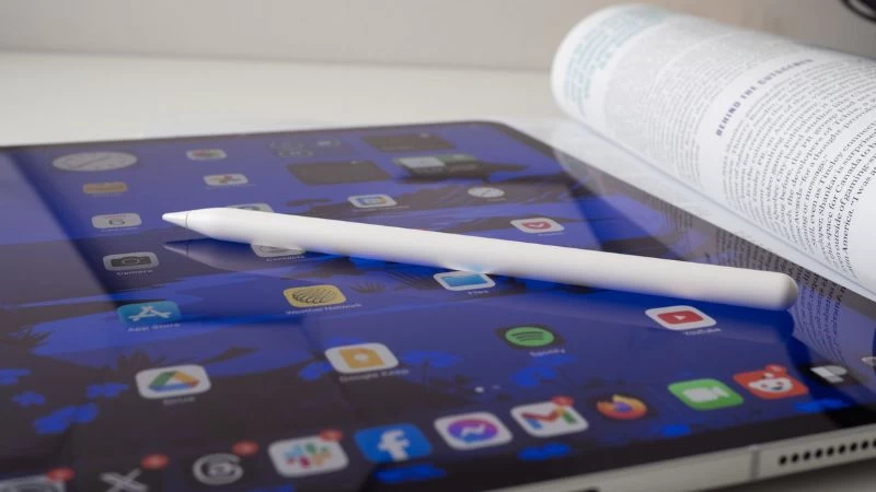 Về thiết kế bên ngoài thì cả Apple Pencil Pro và Apple Pencil (USB-C) nhìn chung đều khá tương đương nhau Về thiết kế bên ngoài thì cả Apple Pencil Pro và Apple Pencil (USB-C) nhìn chung đều khá tương đương nhau
