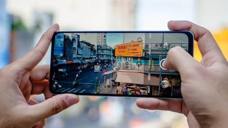 Dòng máy này được OPPO trang bị cụm camera kép với kích thước và vị trí sắp xếp phù hợp ở mặt lưng, tạo điểm nhấn hoàn hảo cho vẻ ngoài máy. Dòng máy này được OPPO trang bị cụm camera kép với kích thước và vị trí sắp xếp phù hợp ở mặt lưng, tạo điểm nhấn hoàn hảo cho vẻ ngoài máy.