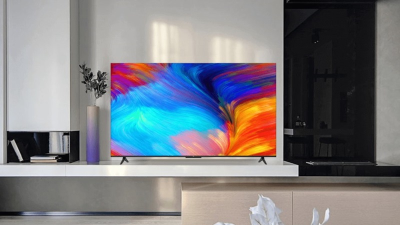 Kết hợp với màn hình là bộ hai chân đế có hình chữ V ngược