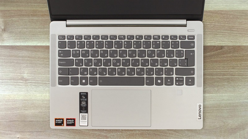 Bàn phím và Touchpad.