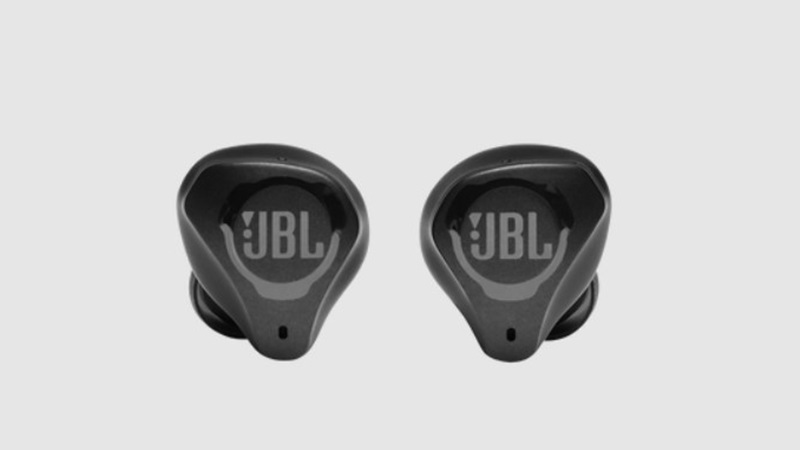 Tai nghe JBL Club Pro+ TWS có thiết kế năng động, trẻ trung