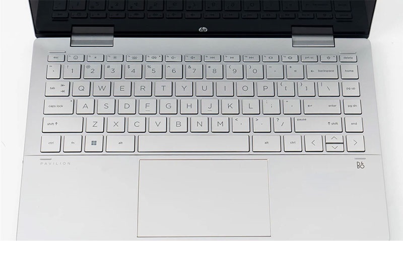Bàn phím và touchpad tiêu chuẩn.