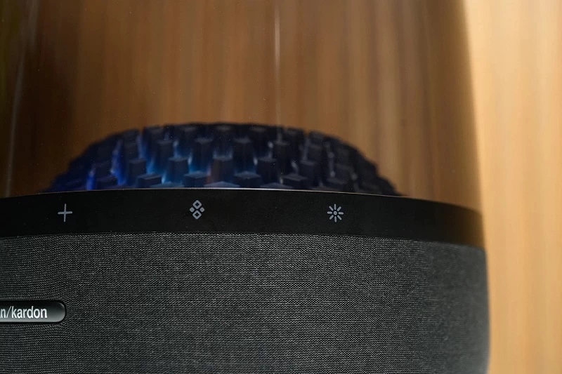 Loa Harman Kardon Aura Studio 4 được trang bị một hệ thống nút bấm ở mặt trước Loa Harman Kardon Aura Studio 4 được trang bị một hệ thống nút bấm ở mặt trước