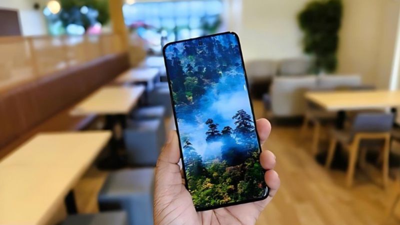 Màn hình OLED 6.7 inch.
