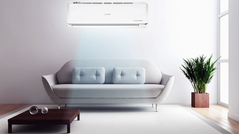 Quạt gió đảo 4 chiều trên điều hòa Comfee Inverter 12.000 BTU (1.5 HP) SIRIUS-12ED