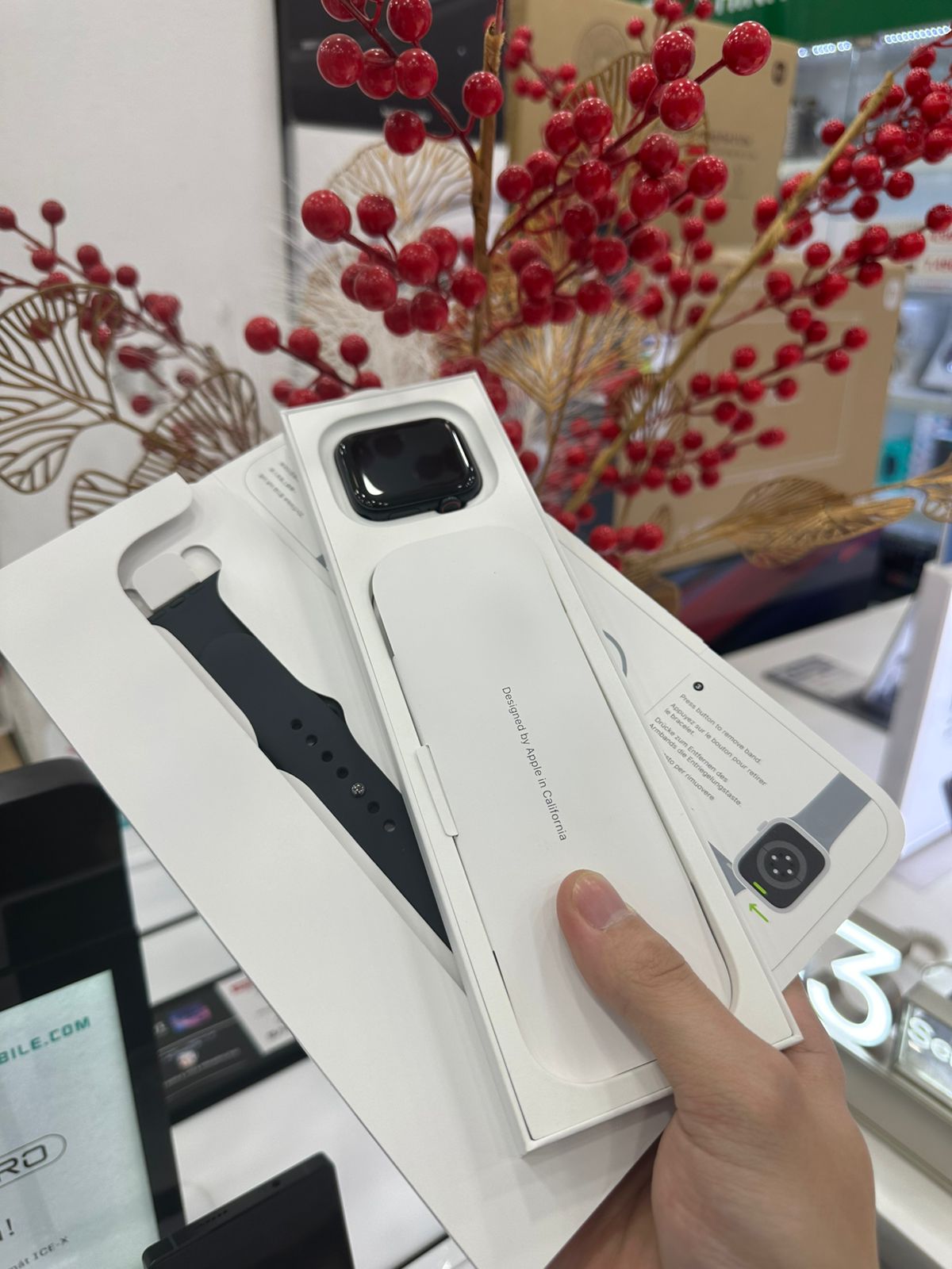 ĐHTM Apple Watch SE GPS+Cellular, 44mm Space Gray Aluminium Case with Charcoal Sport Loop_MYF12VN/A