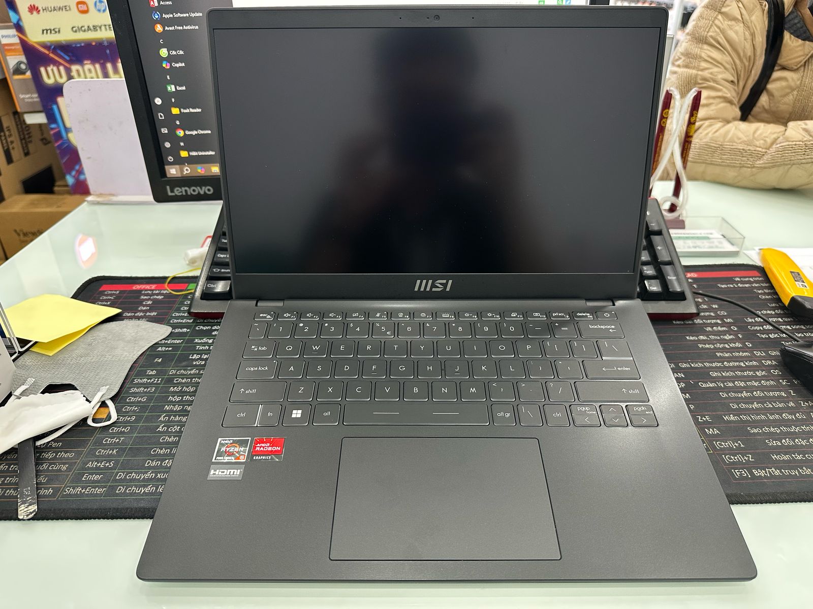 Máy tính xách tay MSI Modern 14 C7M-220VN, R5-7530U, 8GB, 512GB SSD, AMD Radeon Graphics, 14FHD IPS 45& NTSC, 3C 39.3Wh, ax+BT, 