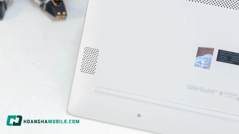 Cả hai mẫu laptop HP 15-fd1045TU-9Z2X1PA và HP 15-FD0237TU-9Q972PA đều sở hữu màn hình 15.6 inch với độ phân giải Full HD (1920x1080) Cả hai mẫu laptop HP 15-fd1045TU-9Z2X1PA và HP 15-FD0237TU-9Q972PA đều sở hữu màn hình 15.6 inch với độ phân giải Full HD (1920x1080)