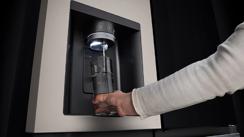 Lấy nước bên ngoài tủ tiện lợi Lấy nước bên ngoài tủ tiện lợi