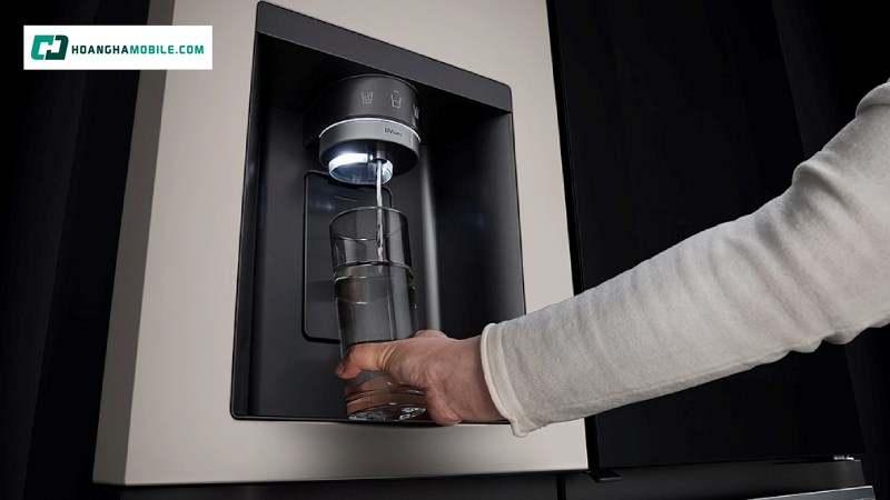 Lấy nước bên ngoài tủ tiện lợi