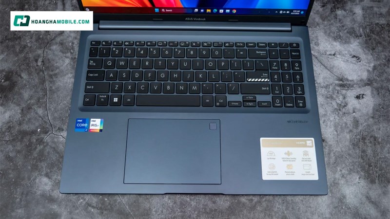 Laptop gây ấn tượng với thiết kế hiện đại, tối giản nhưng rất mạnh mẽ.