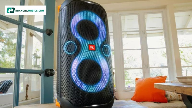 Chiếc loa mạnh mẽ cùng 2 mic thuận tiện. Chiếc loa mạnh mẽ cùng 2 mic thuận tiện.