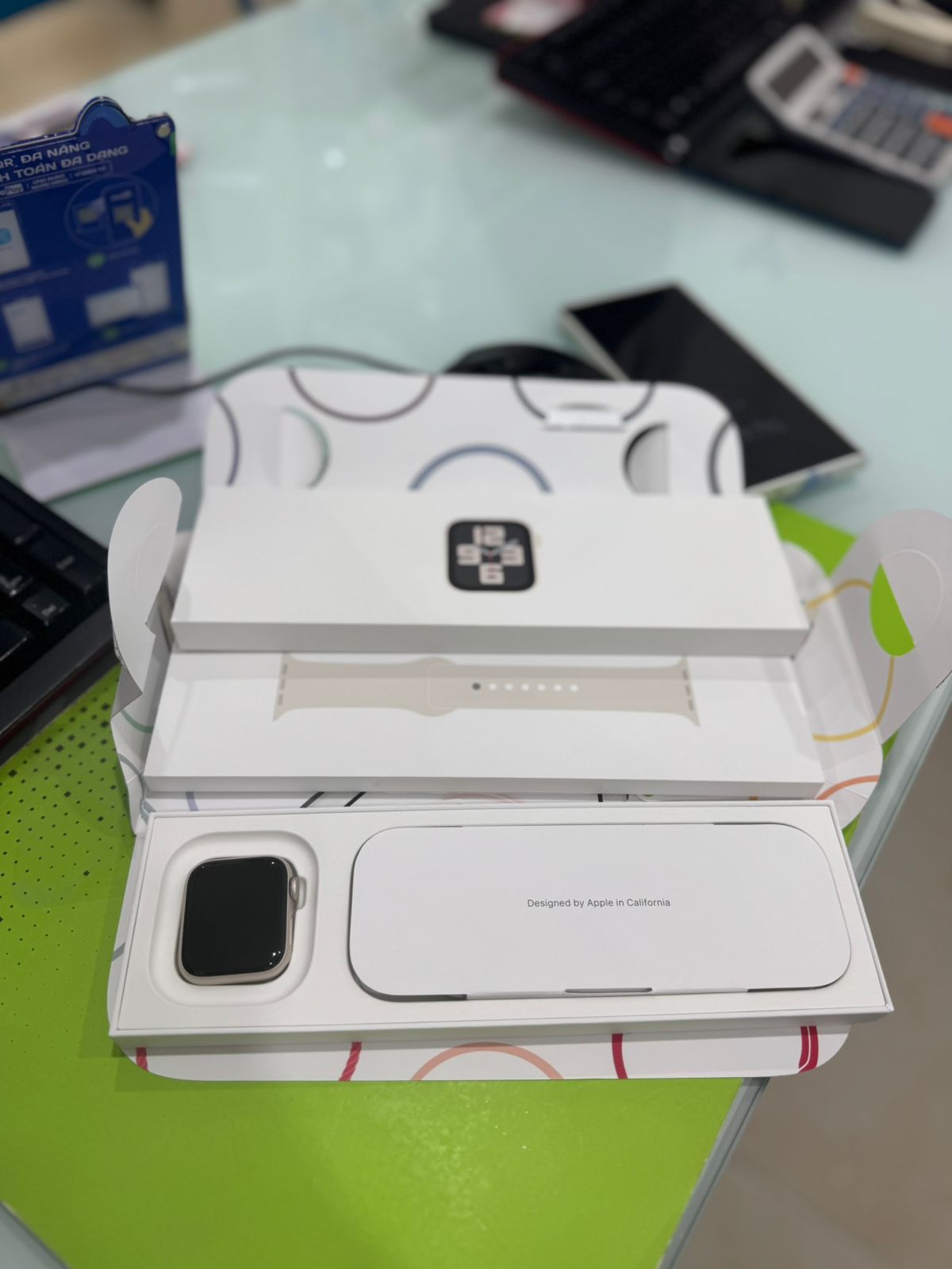 Apple Watch SE 2024 GPS 40mm Starlight Aluminium Case with Starlight Sport Band - S/M_MXEF3SA/A	