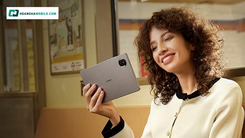 HONOR Pad X7 nổi bật với thiết kế gọn gàng, bền bỉ và tiện lợi, mang đến trải nghiệm vừa sang trọng vừa thân thiện cho người dùng HONOR Pad X7 nổi bật với thiết kế gọn gàng, bền bỉ và tiện lợi, mang đến trải nghiệm vừa sang trọng vừa thân thiện cho người dùng