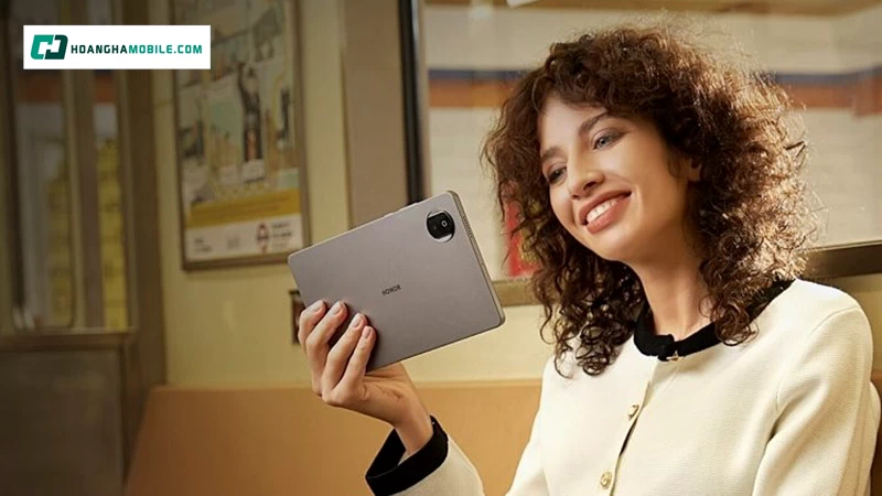 HONOR Pad X7 nổi bật với thiết kế gọn gàng, bền bỉ và tiện lợi, mang đến trải nghiệm vừa sang trọng vừa thân thiện cho người dùng HONOR Pad X7 nổi bật với thiết kế gọn gàng, bền bỉ và tiện lợi, mang đến trải nghiệm vừa sang trọng vừa thân thiện cho người dùng