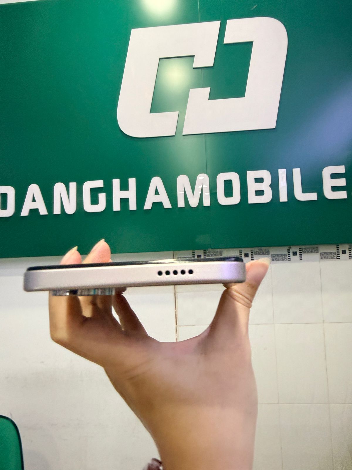 Điện thoại di động Vivo V2430 - Y04 (6+128GB) màu vàng trắng.Demo - 861817074722989 - VY046128TN