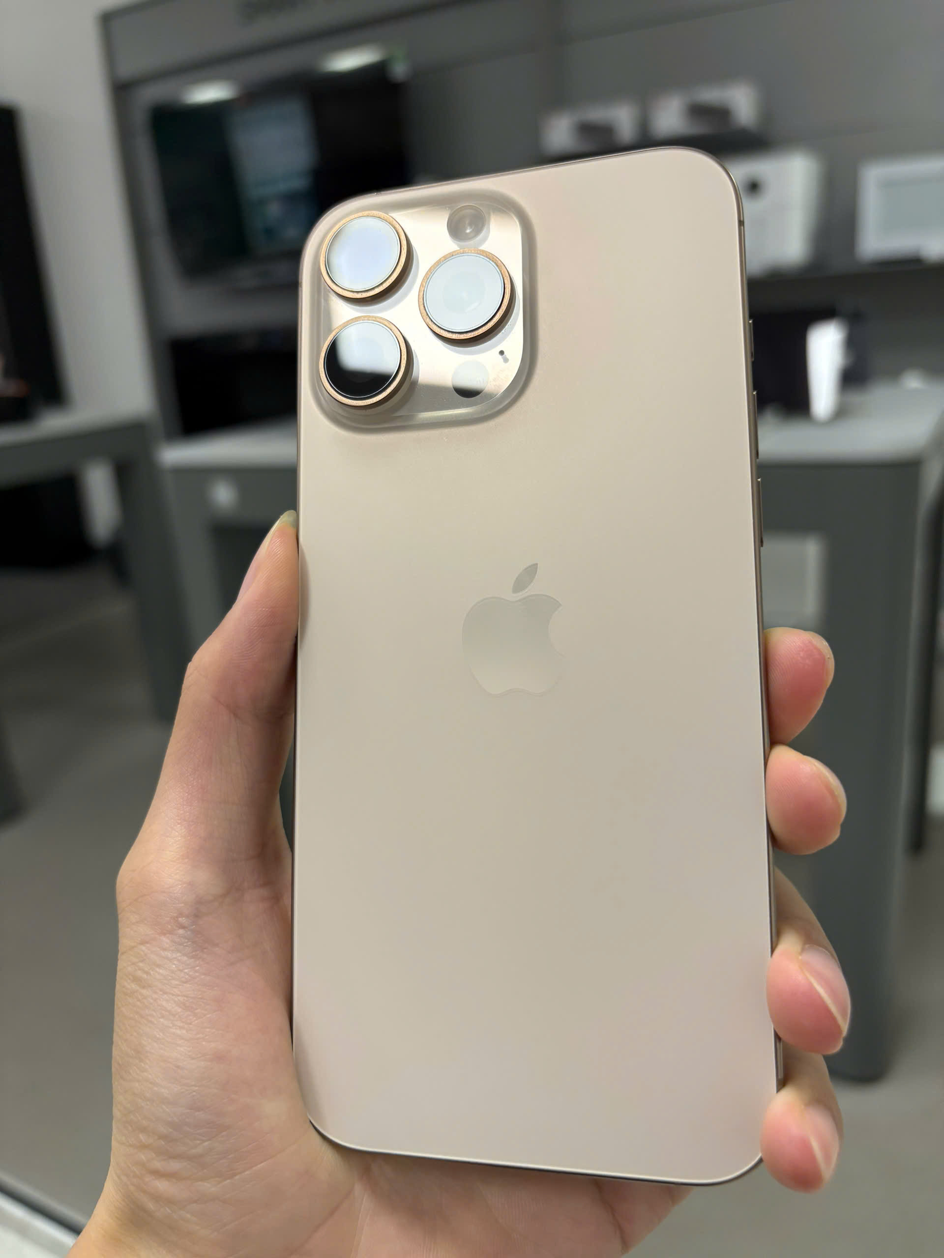 ĐTDĐ Apple iPhone 16 Pro Max 256GB Desert Titanium_MYWX3VN/A - SH0XQM1X4KJ - MYWX3VN