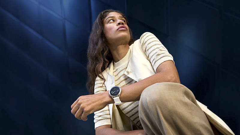 Trang bị màn hình AMOLED 1,2 inch sắc nét.