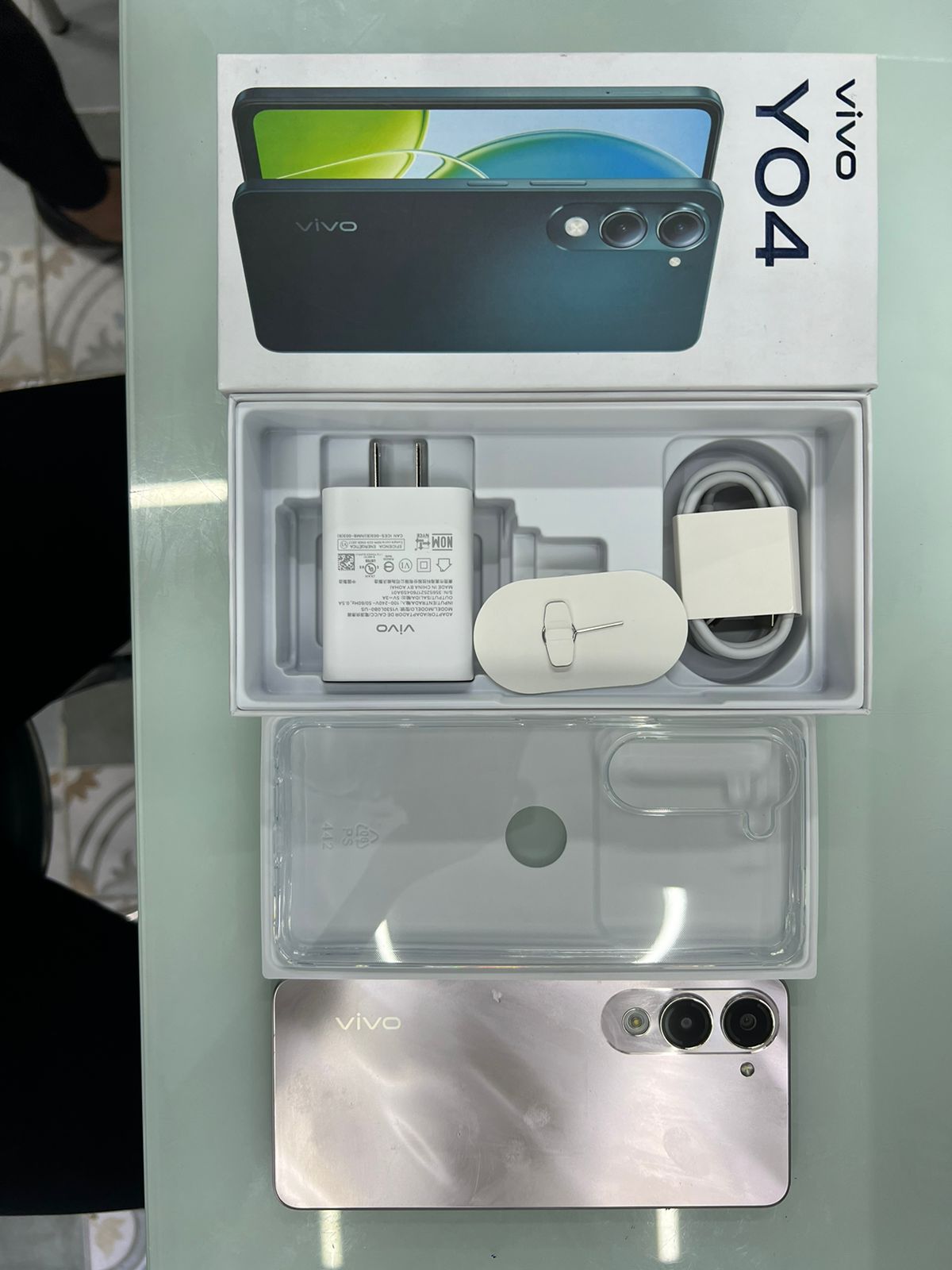 Điện thoại di động Vivo V2430 - Y04 (6+128GB) màu vàng trắng