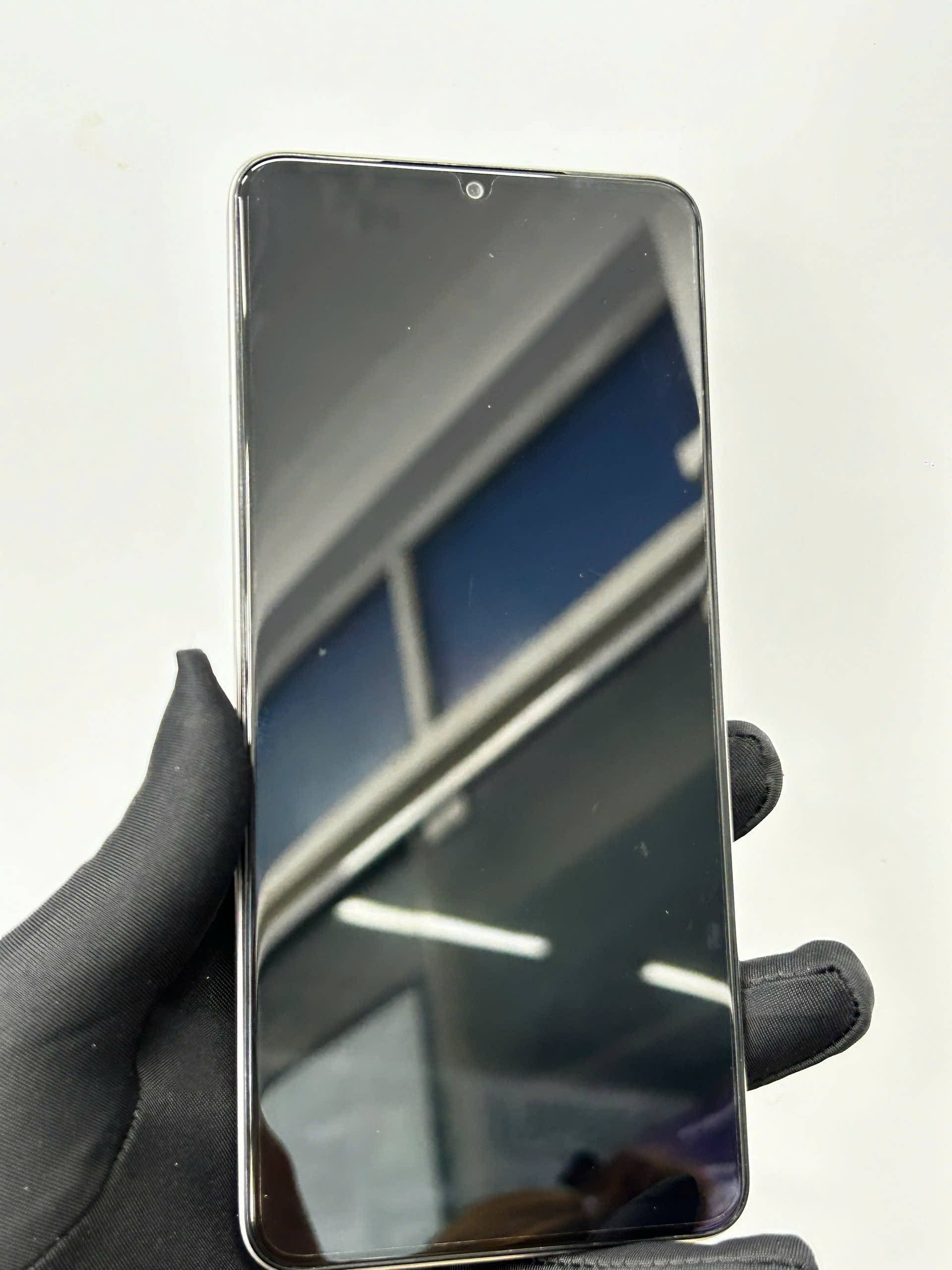 Điện thoại di động Vivo V2430 - Y04 (6+128GB) màu vàng trắng.Demo - 861817075959085 - VY046128TN