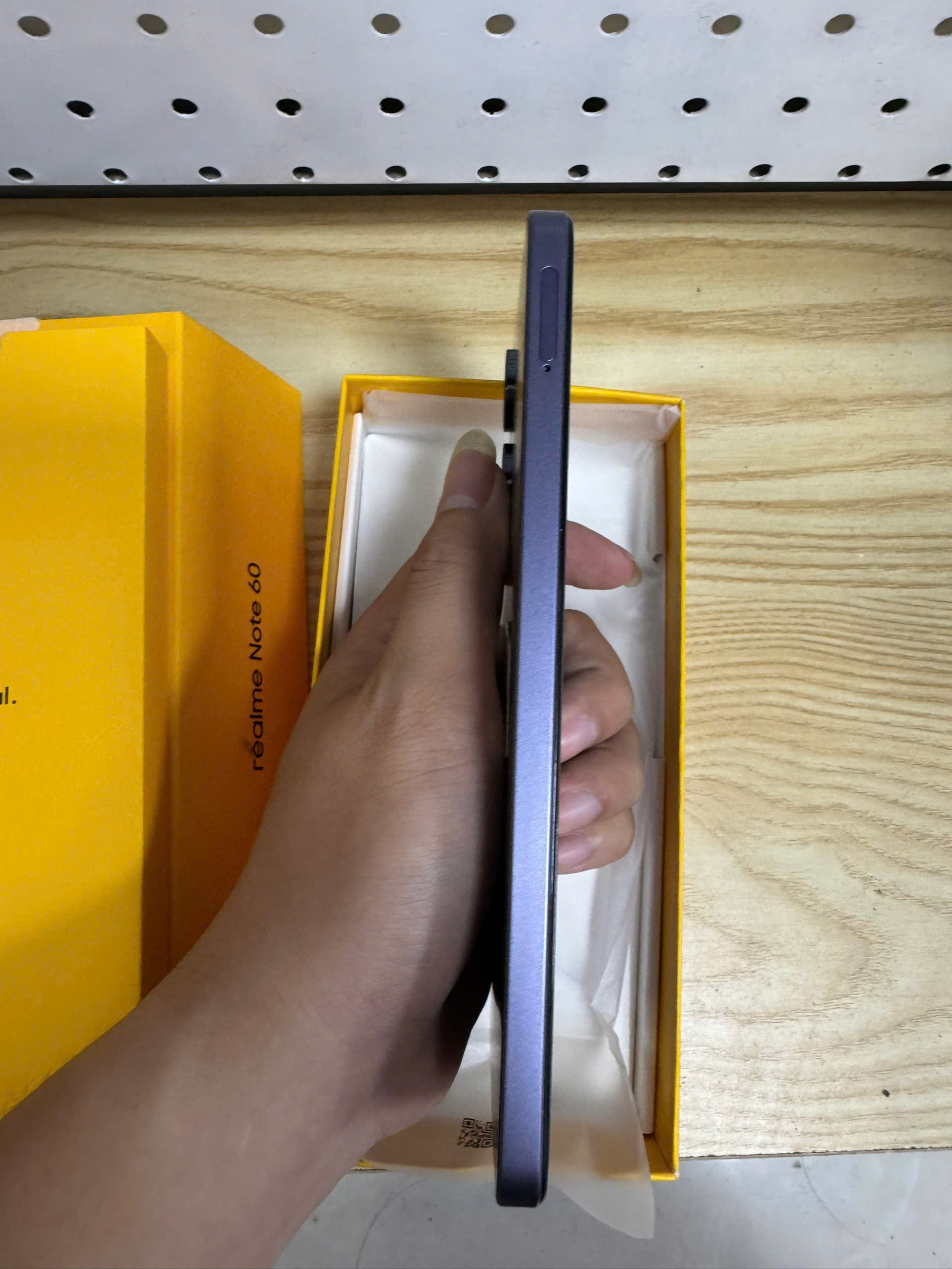 Điện thoại di động Realme Note 60 (4-64) RMX3933 - TN