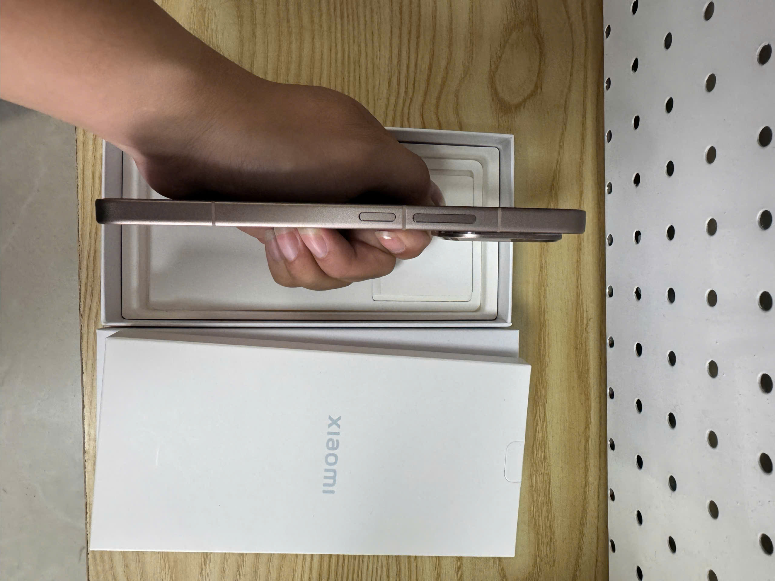 ĐIỆN THOẠI DI ĐỘNG (TEL) XIAOMI 15T PRO 6.83"/MTK D9400+/12G/512G/50+50+12MP/32MP/5500mAh (2506BPN68G)/VÀNG