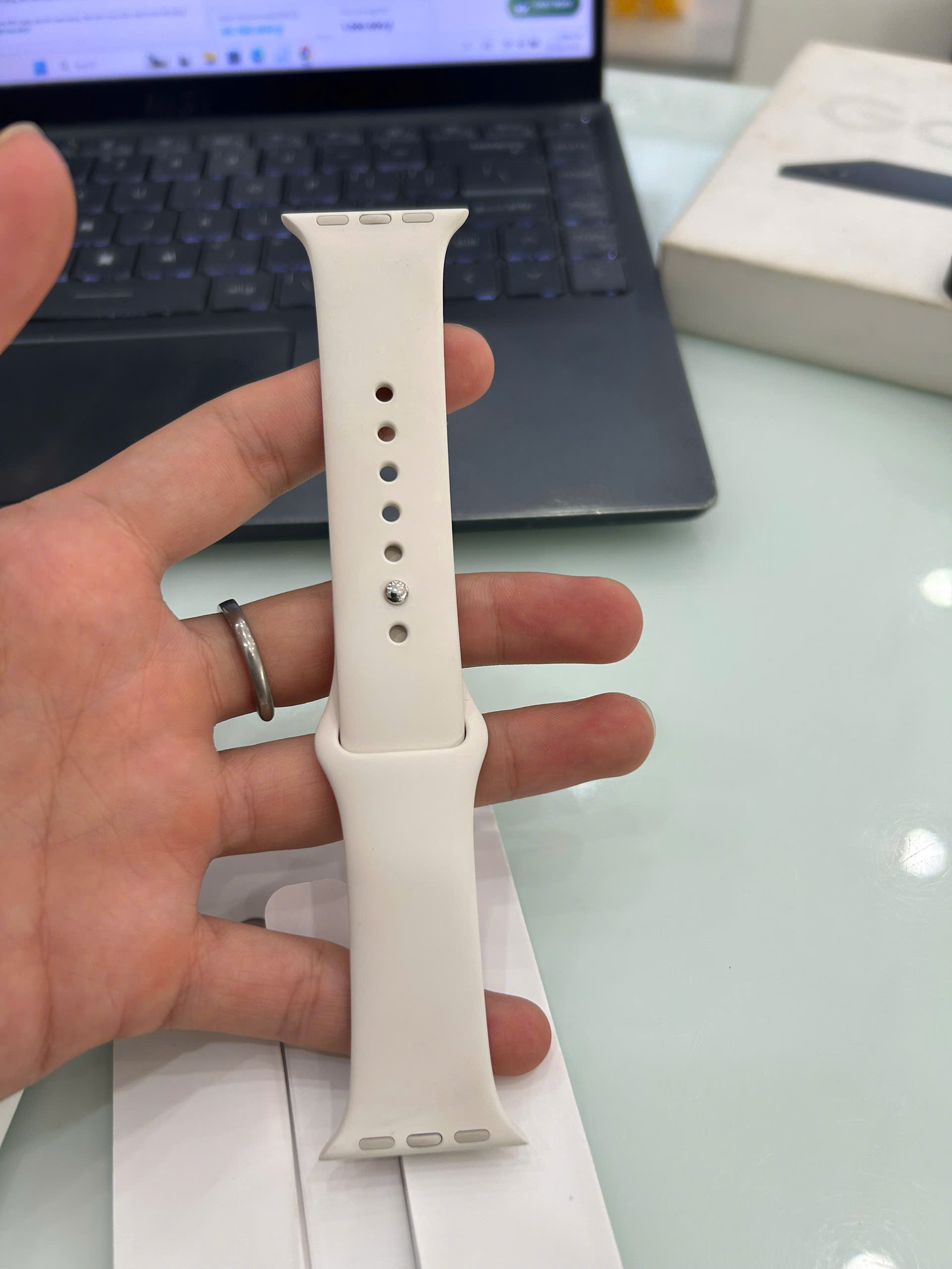 Apple Watch SE 3 GPS 40mm Starlight Aluminium Case with Starlight Sport Band 