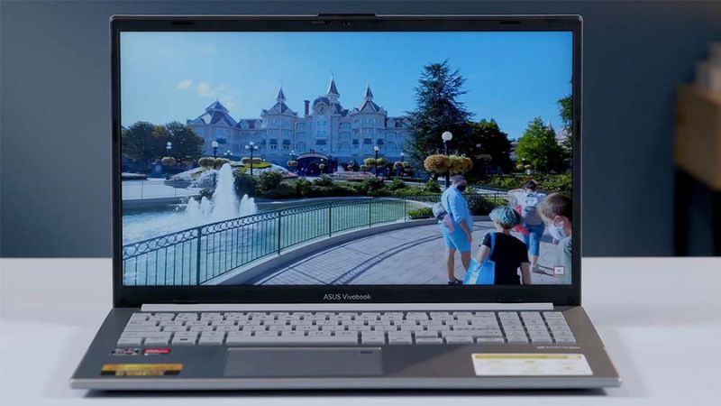 Laptop ASUS Vivobook Go 15 E1504FA-BQ1150W mang đến hiệu năng mạnh mẽ với chip AMD Ryzen 5 7520U