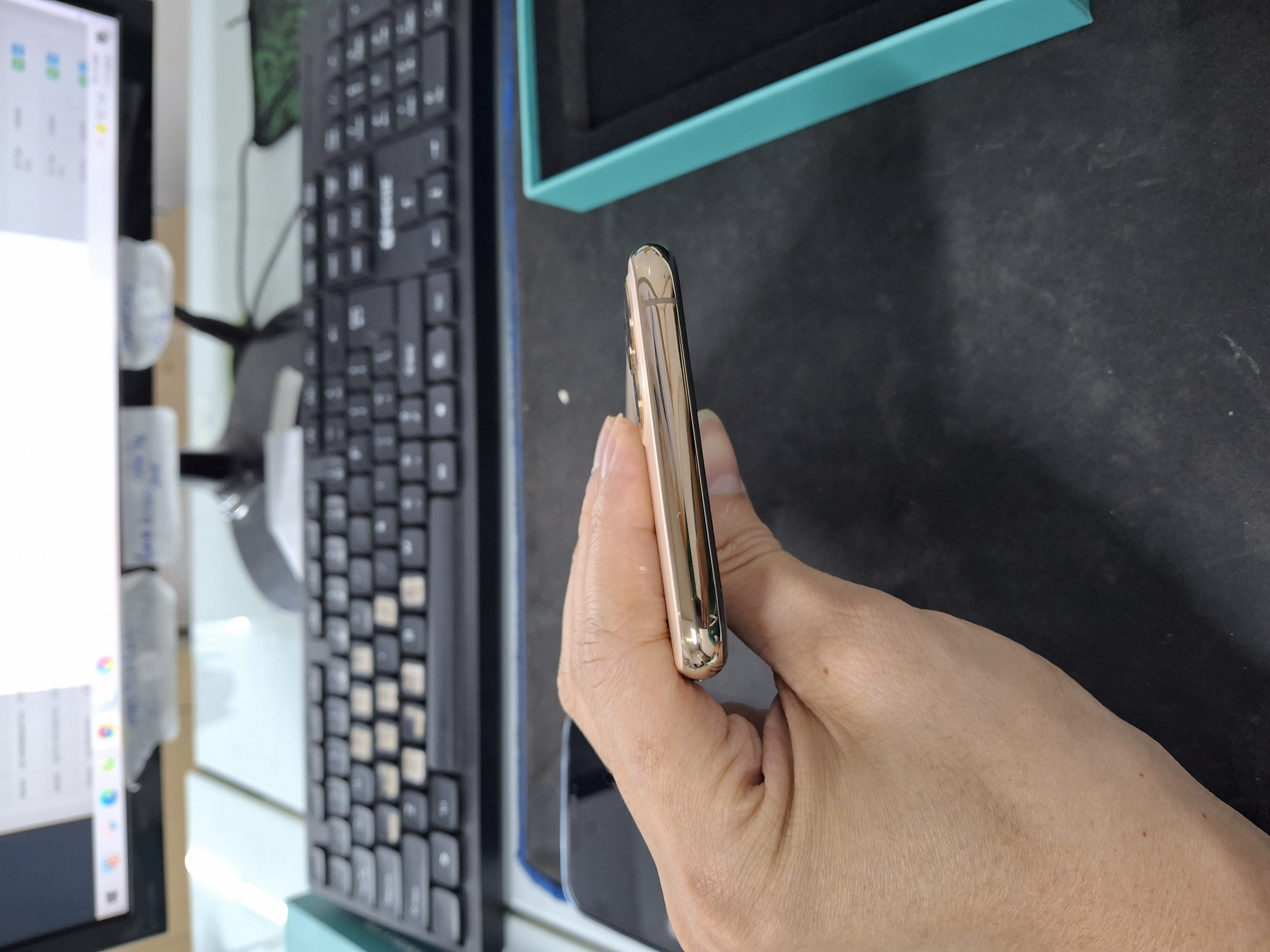 Iphone 11 Pro Max 256GB Cũ - Gold - 353887109685878 - 28 Trần Phú