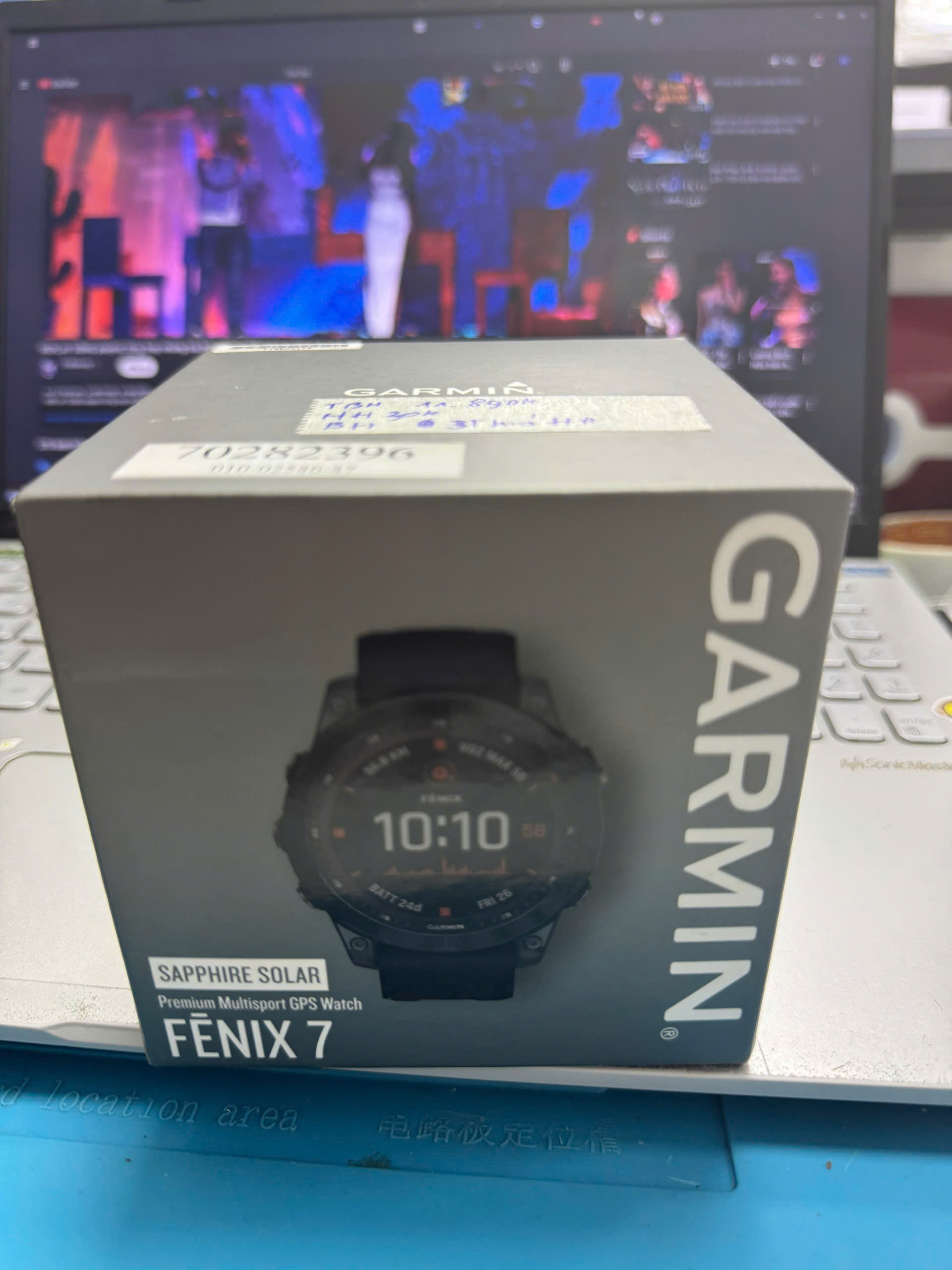 ĐHTM Garmin Fenix 7 Sapphire, Solar, Đen phủ DLC viền Titanium với Dây màu đen, GPS, SEA -