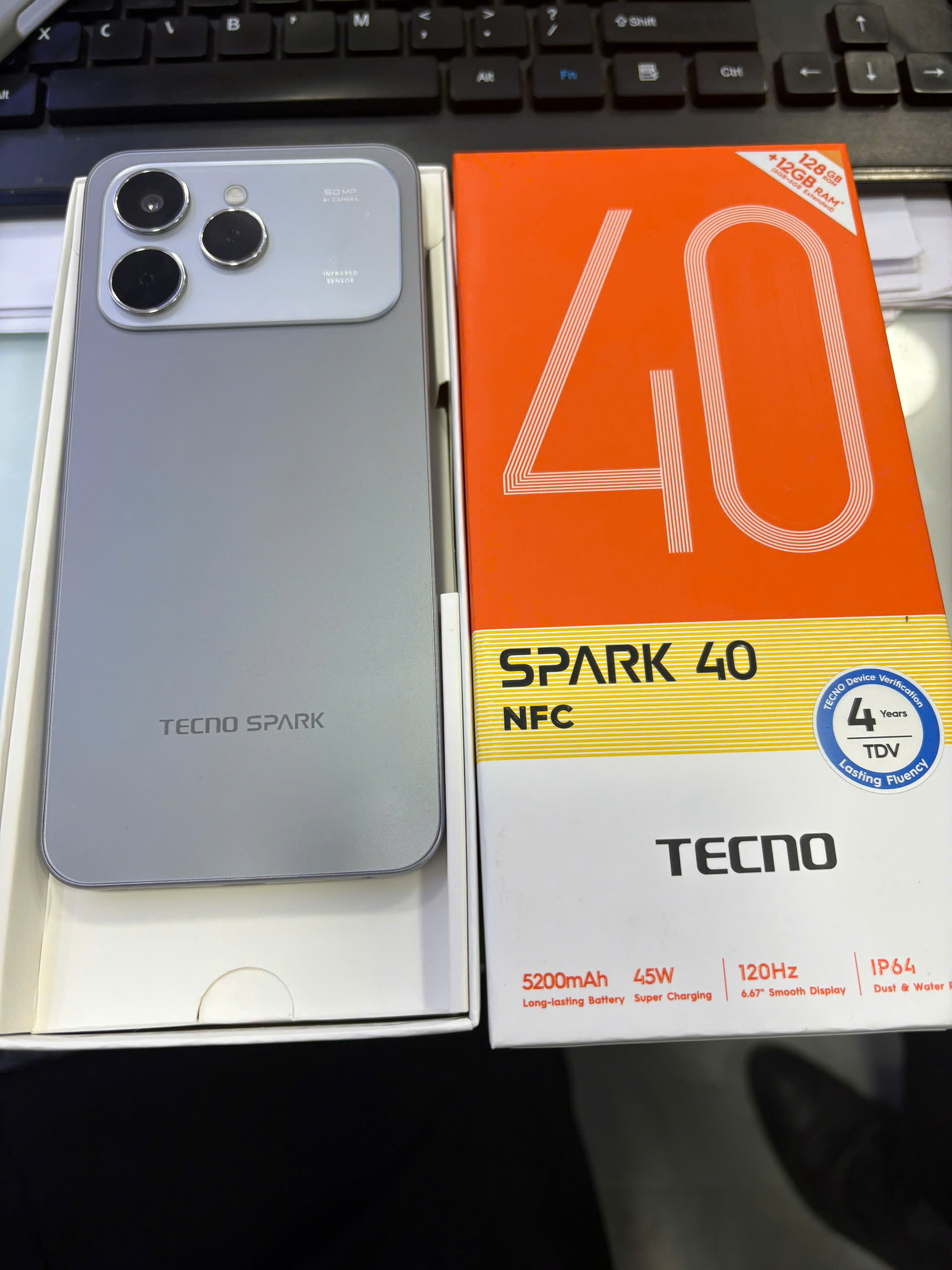 Điện thoại di động Tecno KM5n (Tecno Spark 40) 128+6, màu Xám Mây Mù - 356051630268301 - KM5N6128GRA