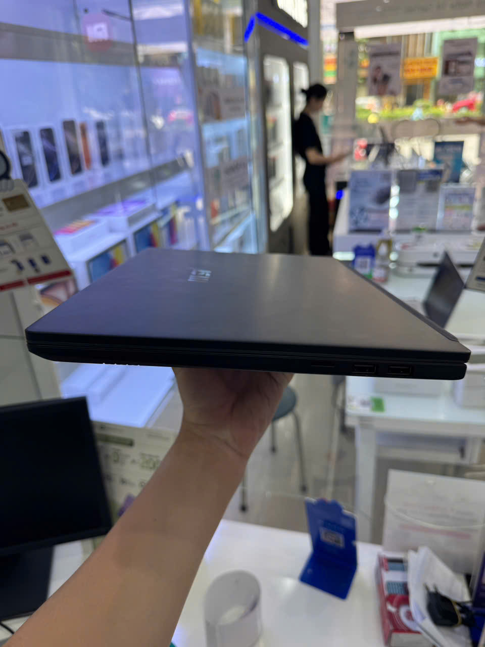 Máy tính xách tay MSI Modern 15 B13M-438VN (i5-1335U; 8GB; 512GB SSD; UMA; 15.6 FHD; Win11; Đen - K2304N0055277 - B13M438VN