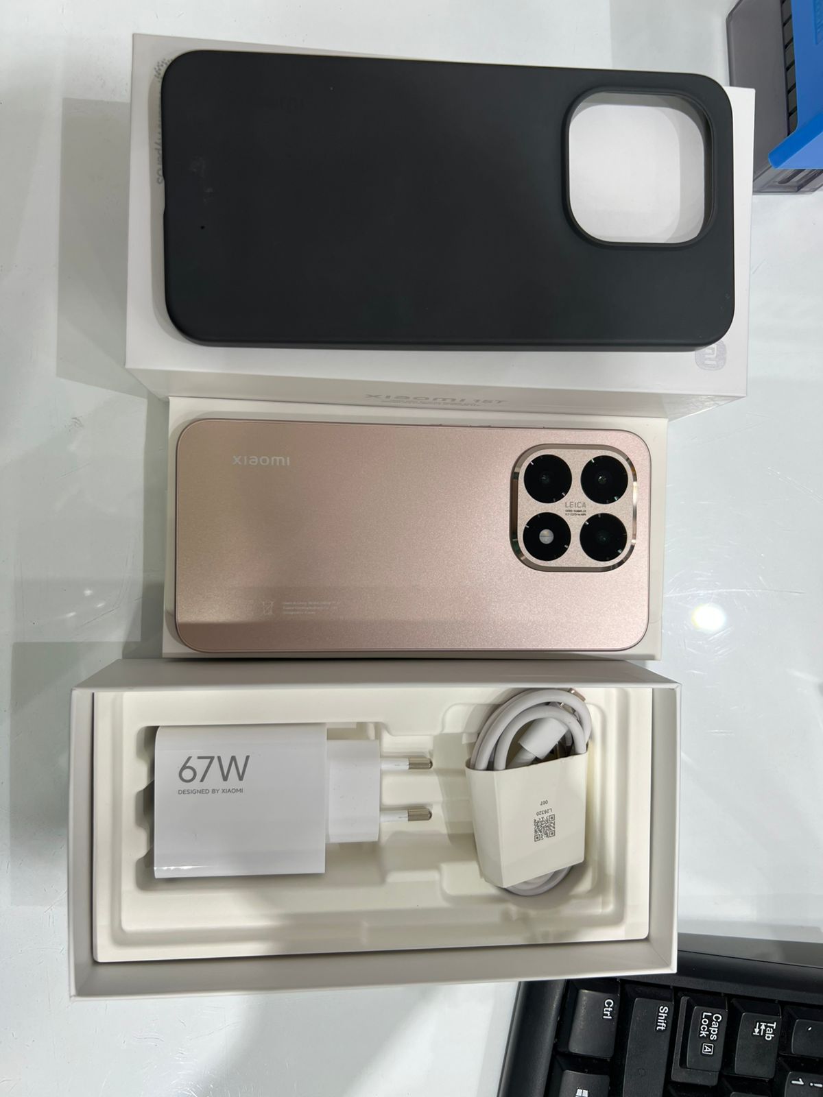 ĐIỆN THOẠI DI ĐỘNG (TEL) XIAOMI 15T 6.83"/MTK D8400 Ultra/12G/512G/50+50+12MP/32MP/5500mAh (25069PTEBG)/VÀNG