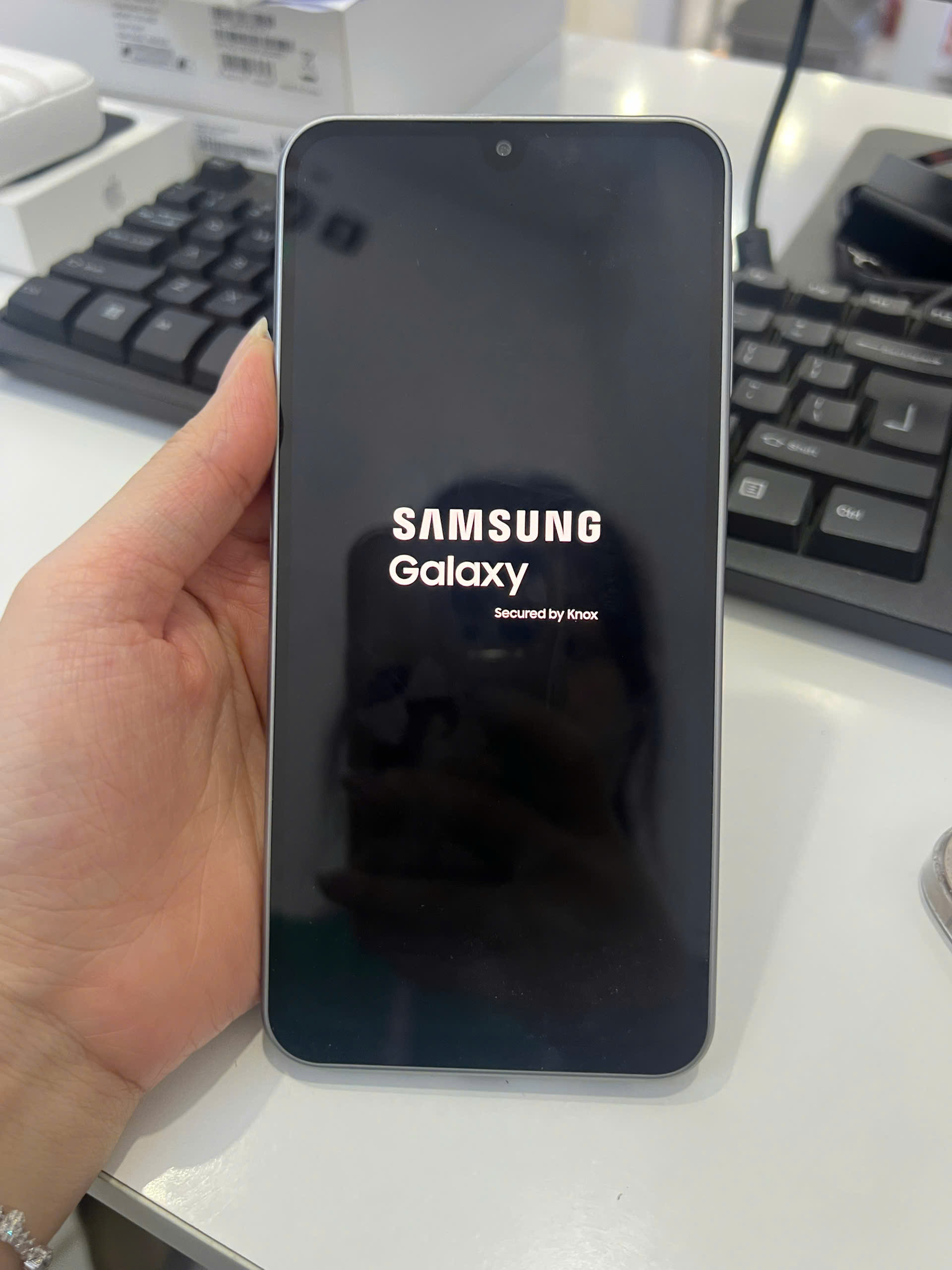ĐTDĐ Samsung Samsung A17 5G, SM-A176B/DS,8+128, Xám - 355633171058133 - A176BZAJXXV